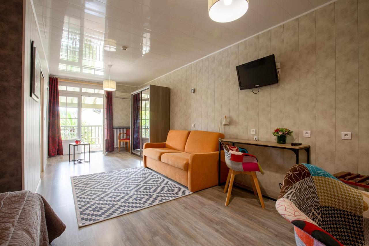 Logis Hotel Restaurant L'Essille Bassac Экстерьер фото
